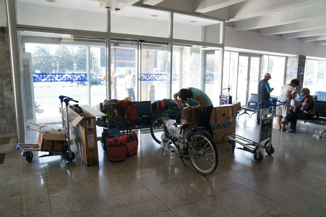 Déballage des vélos a Bishkek : nous sommes rassuré,  tous semble en bon état