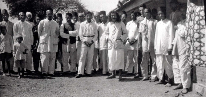 1930 : Meher Baba with his men. Photographed by Paul Brunton.