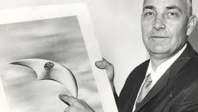 Foto: Kenneth Arnold ante la prensa haciendo pública su experiencia, con un bosquejo del tipo de objeto que observó. 24 de junio de 1947