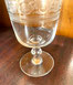 9 verres à vin en cristal de Baccarat, modèle à gravure athénienne cylindrique