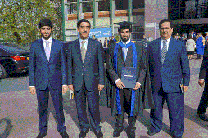 LE PRINCE HERITIER MOHAMMED BIN SAUD AL MOALLA  LE JOUR DE SON DIPLÔME  à COVENTRY UNIVERSITY.