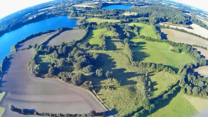 Das sogenannte `Gebirge` bei den Kalkkuhlen aus etwa 80m Höhe, in Blickrichtung (Nord) liegt der Klüthsee, links der Große Segeberger See