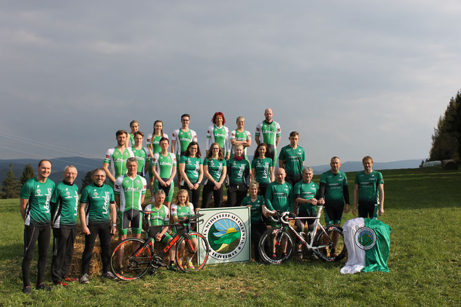 Die Triathleten des SV Burkhardtsgrün, gesponsert vom Vital Therapie- & Sportzentrum Schneeberg beim Leipziger Triathlon 2016.