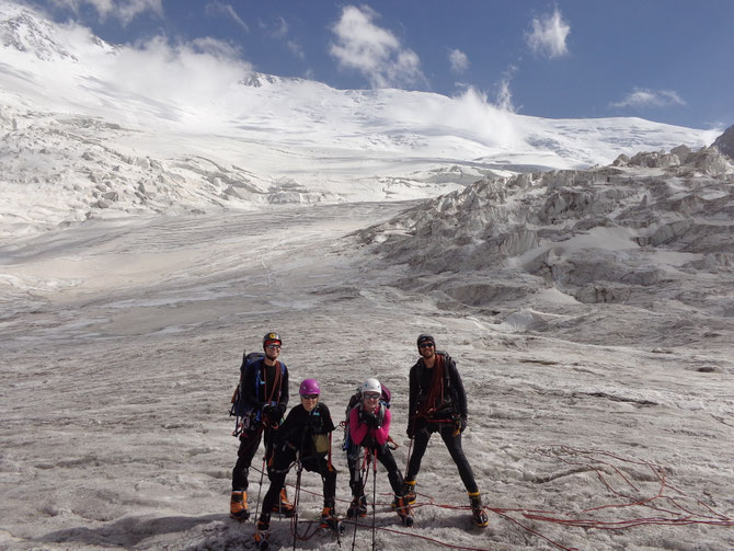 Rafał Kuzimski, Magdalena Mizerka, Monika Sitek-Kądziorska, Maciej Molenda... W tle Pik Lenina 7134m n.p.m.