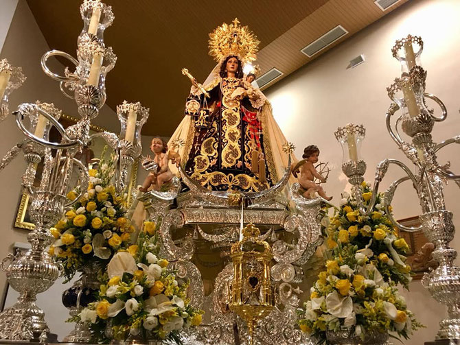 Detalles del trono procesional. La Virgen luce la corona estrenada en 2018.