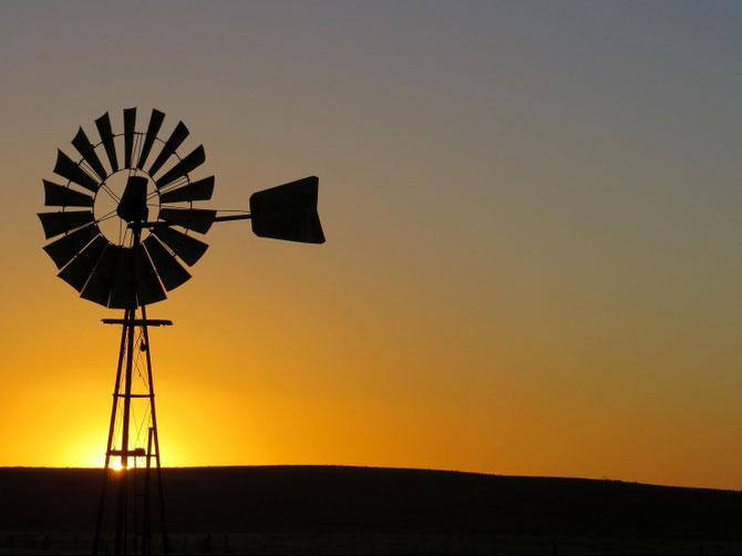 Windwasserpumpe im Abendlicht