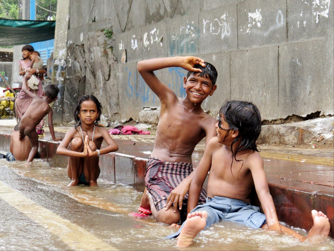 Badezeit in Delhis Straßen und Gassen