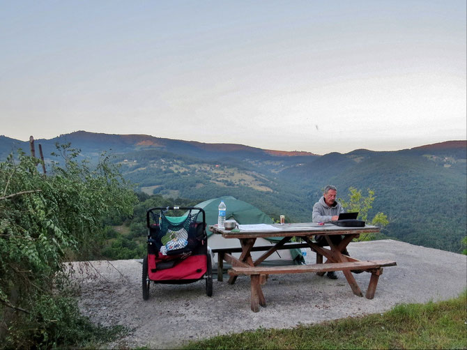 Freiwilliger Lagerplatz in den Bergen