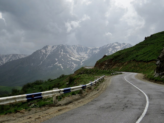 Eine mächtige Wand kommt auf uns zu