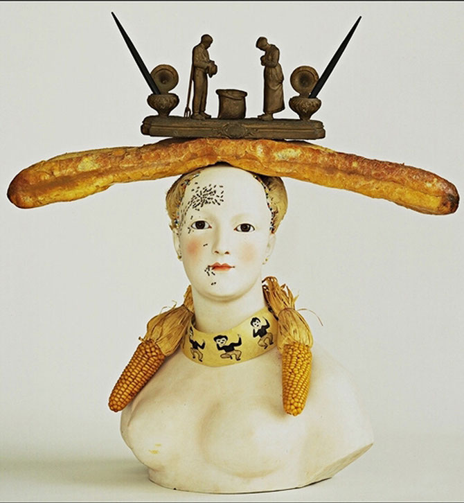 「回顧的女性胸像」