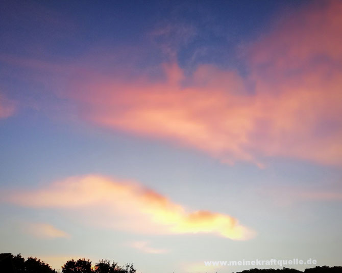 Kraftquelle, Sonnenaufgang in Hessen, Sonnenaufgang, Moment am Morgen, Glück am Morgen, rosa Wolken