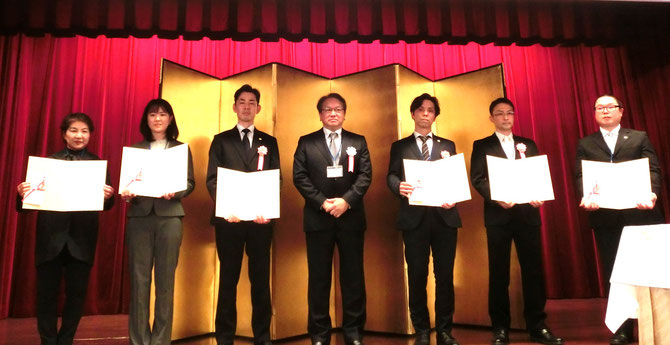 １級技能士６名と中村章二副理事長。
