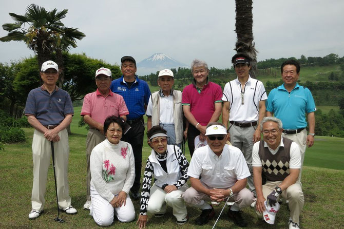 2015.5.22第66回チェックメイトにて、後方に五月の富士山がくっきり。