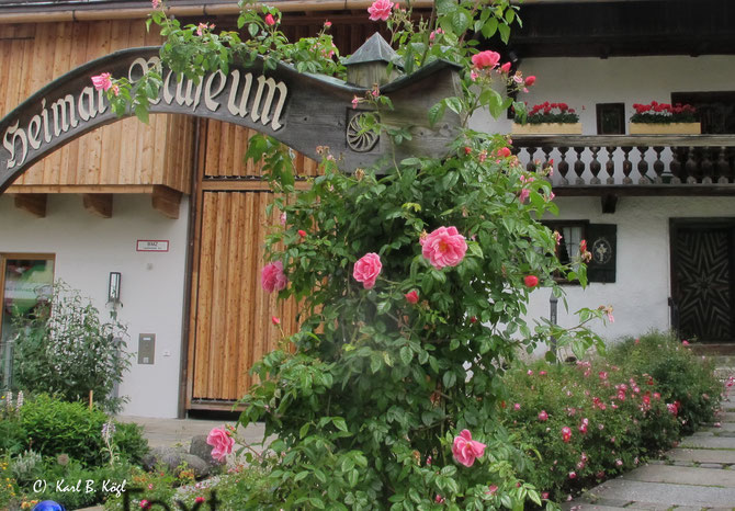 Schlierseer Heimatmuseum - Rosen begrüßen die Besucher