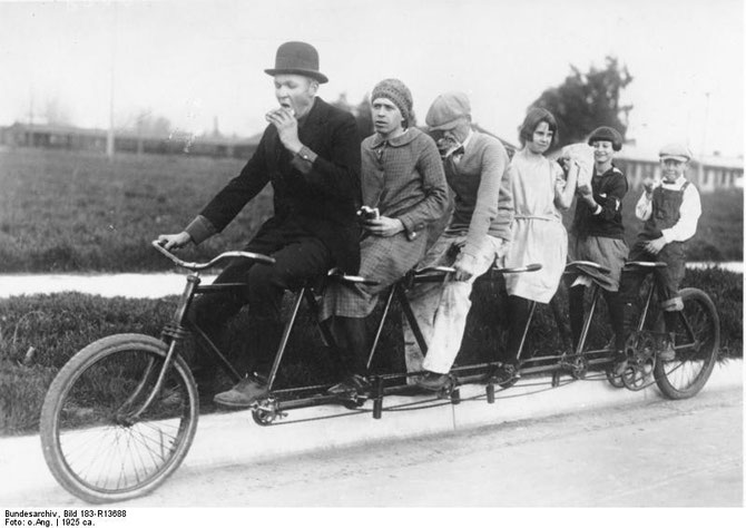 Bundesarchiv Tandem-Fahrrad