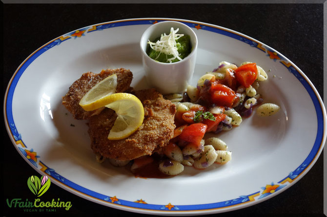 Kohlrabi Schnitzel mit Gnocchetti Sardi, Tomaten, Basilikum und Erbsen-Dip