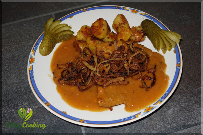 Seitan-Zwiebelrostbraten mit Pfannenkartoffeln