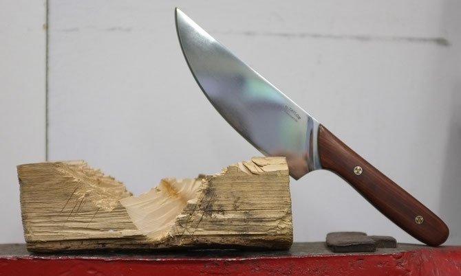 Eines unserer selbstgebauten Messer - Bald ist der Balken durch...  