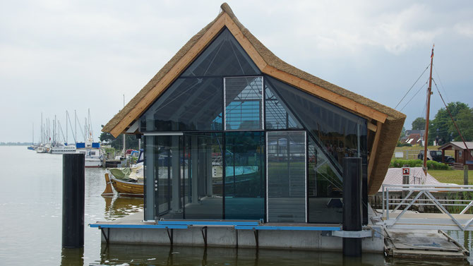 Das neue schwimmende Haus im Zingster Hafen