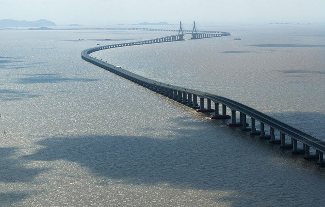 Le viaduc de Donghai serpente sur 30 km à travers la mer de Chine pour relier Shanghai à son port en eau profonde de Yangshan. 