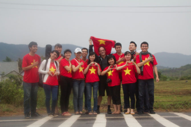 T-Shirt Präsent von 13 Studenten aus Ho Chi Minh City