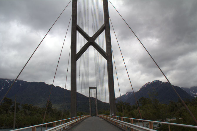 Brücke über den "Rio Yelcho" bei "Puerto Cárdenas"