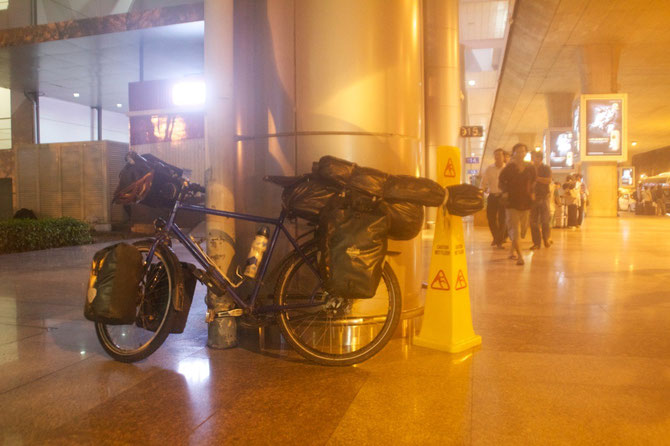"Ho Chi Minh City" - "Tan Son Nhat Airport" Rad wieder mal zusammengebaut. Gegen Mitternacht.
