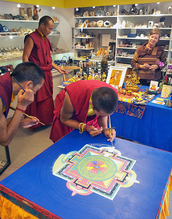 Sandmandala von Tibetischen Mönchen innert 2 Tagen hergestellt