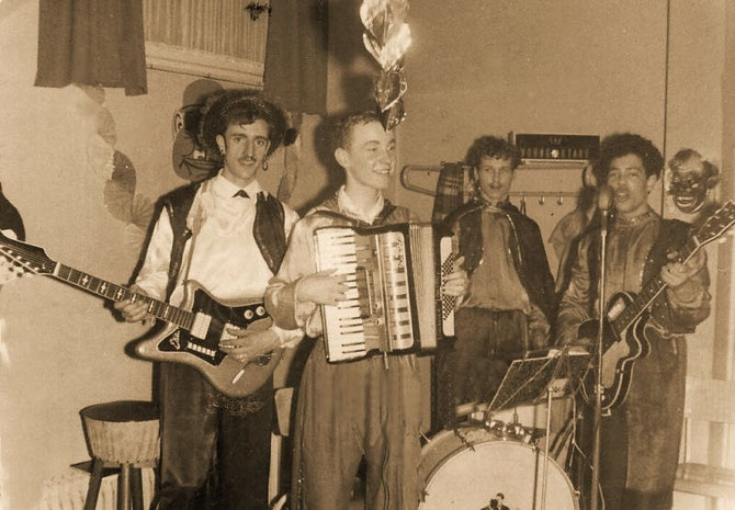 Van links naar rechts Jan Lutgens - solo guitar . Andre Wetzler - accordeon . Herman Lankhorst - drums . Ger Brunneberg - rythm-guitar.