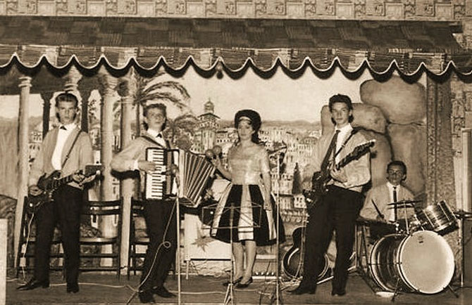 v.l.n.r.  Gerry Föster (bas), Henk Bruisten (accordeon), Toosje Claessen (zang, Joh Polmans (gitaar) en Hans van Helden (drums) tijdens een van hun optredens op Huize St Joep.