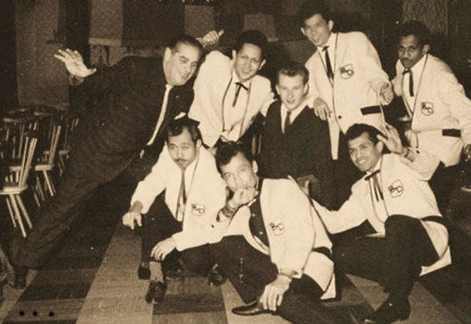 met een Duitse zaaleigenaar boven: Leo Masengi - Benny van Gessel - David Nanuru onder: Theo v.d. Voort - Jimmy Grünberg - Dirk Siaila