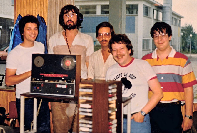 Burt Allis (links) te gast in de studio, rechts Bert, de zoon van Louis.