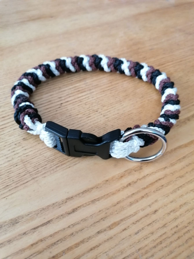Hundehalsband in Zopfmuster rund mit Steckschnalle in Plastic 23,- gegen Aufpreis mit Metallschnalle 25,-