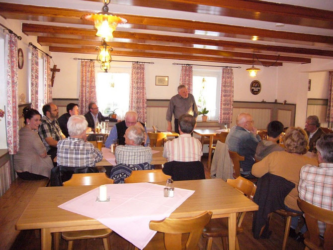 Der Initiator der Vereinsgründung Franz Wildegger, stellt den anwesenden Gründungs-Mitgliedern und Interessenten sein Konzept vor.