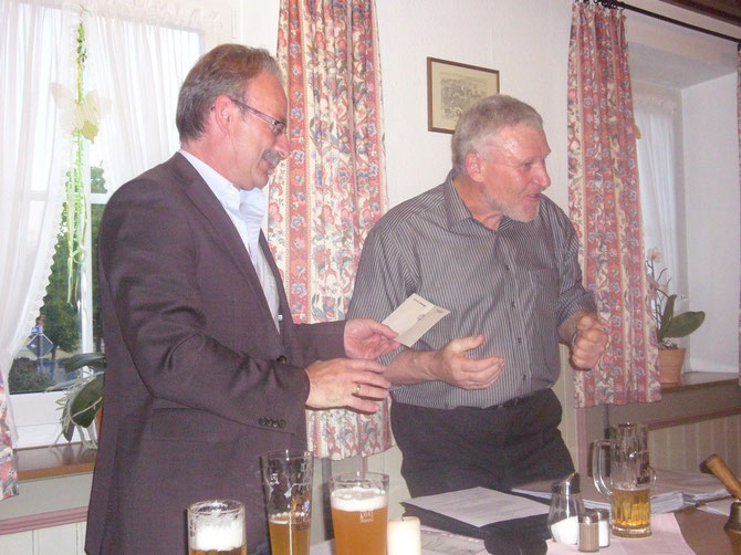 Den ersten Samen in die noch leere Vereinskasse überbringt Bürgermeister Manfred Nerlinger dem nun 33. Verein in der Dorfgemeinschaft von Wehringen.