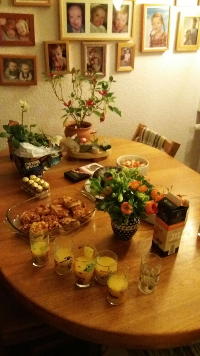 Und zu Hause noch eine Überraschung: Melanie's Freundin hatte mit ihrer Familie im Wohnzimmer gewartet und etwas zu essen vorbereitet sowie Sekt zum Anstoßen mitgebracht. Das war wirklich ein toller Empfang an dem Abend! 