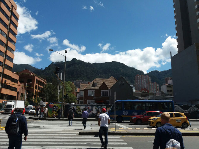 Auch Chapinero. Im Hintergrund eine Bergkette, die Bogotá östlich begrenzt und die auf der Busfahrt die 6 km ins Zentrum (nur geradeaus) die ganze Zeit linkerhand zu sehen war.