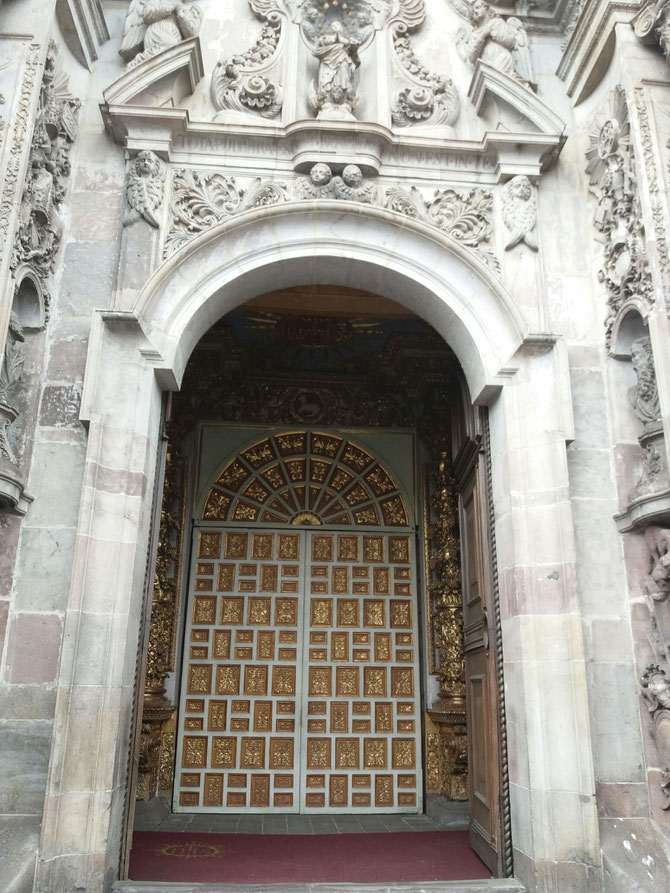 Wir sahen leider nur dieses prachtvolle goldene Portal. Drinnen ist Fotografieren allerdings ohnehin verboten.