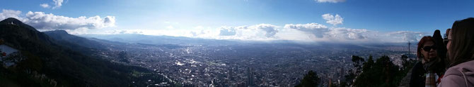 Bis zum Horizont erstreckt sich Bogotá.