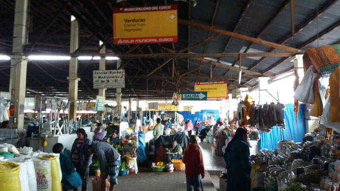 In der Markthalle waren die Schilder auch auf Quechua beschriftet.