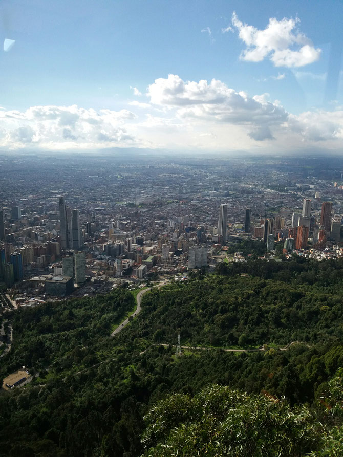 Vornean stehen die Türme des Finanzviertels - längst nicht so viele wie in Panama-City.