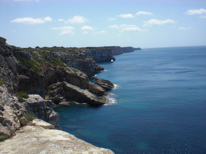 Wanderweg an den Klippen in Cala en Porter