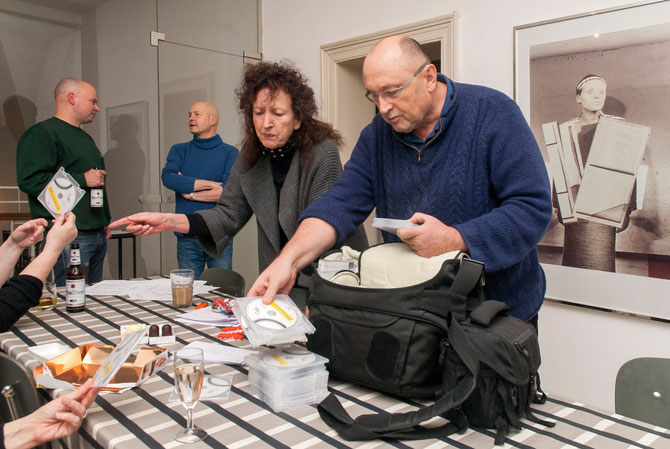 Christoph Böll mit dem insgesamt 35 DVDs umfassenden  Gesamtkunstwerk "Sehenden Auges" 