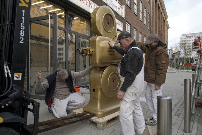 Lieferung des goldenen Projektors am 9. Dezember 2009