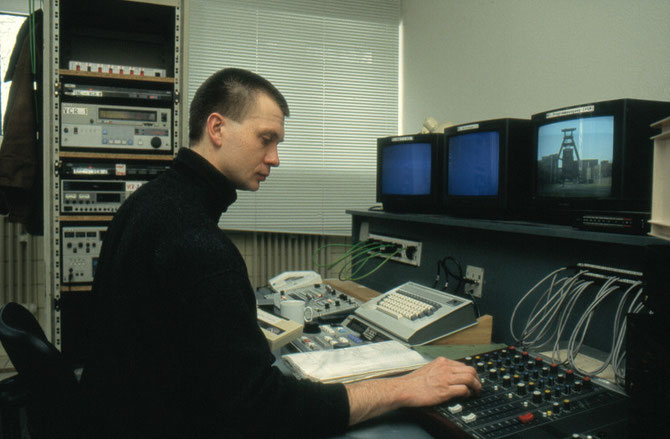 Schnitt unseres ersten Zollverein-Videos am U-matic-Schnittplatz beim Offenen Kanal Essen (OK 43), 1994.