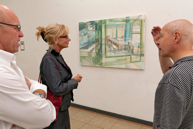 Kunstspur 2011, im Hintergrund ein Bild von Fiona McLardy