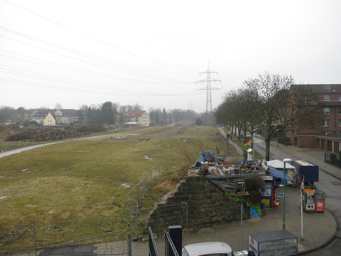 März 2012: Auf dieser Freifläche befindet sich heute der Niederfeld-See. Im Vordergrund die Reste der Kult-Bude Willi Göken am ehemaligen Bahndamm. Die Bude wurde im August 2012 abgerissen.