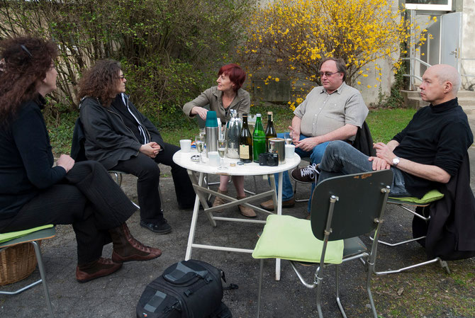 Mitte links: Elisabeth Höller, re. Rona Rangsch im Gespräch nach der Videovorführung