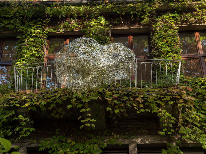  Balkongold  2015 Clipband etwa 205 x 160 x 125 cm temporäre Installation am Haus Moltkeplatz 9 in Essen im Rahmen der Aktion Haus und Kunst