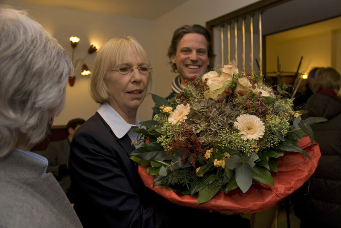 Ein Blumenstrauss für Frau Menze zur Eröffnung des Filmstudios